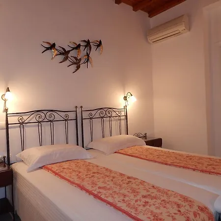 Mr & Mrs White Hotel
